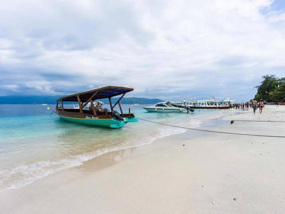 Oyo 1425 Beach Wind Bungalows Gili Trawangan Exterior photo